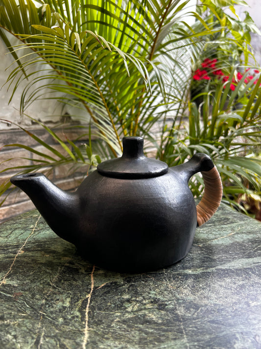 Kettle | Longpi Black Pottery